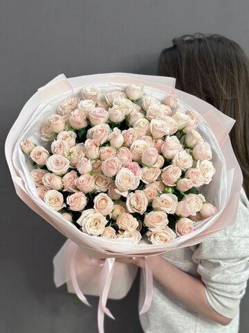 Букет из 17 кустовых пионовидных роз сорта "Бомбастик"