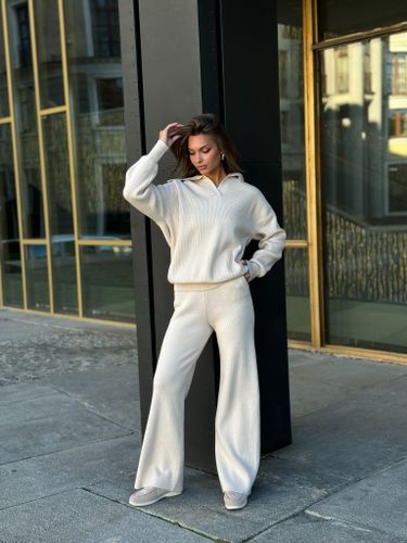 Светло-бежевый трикотажный костюм с воротником-поло