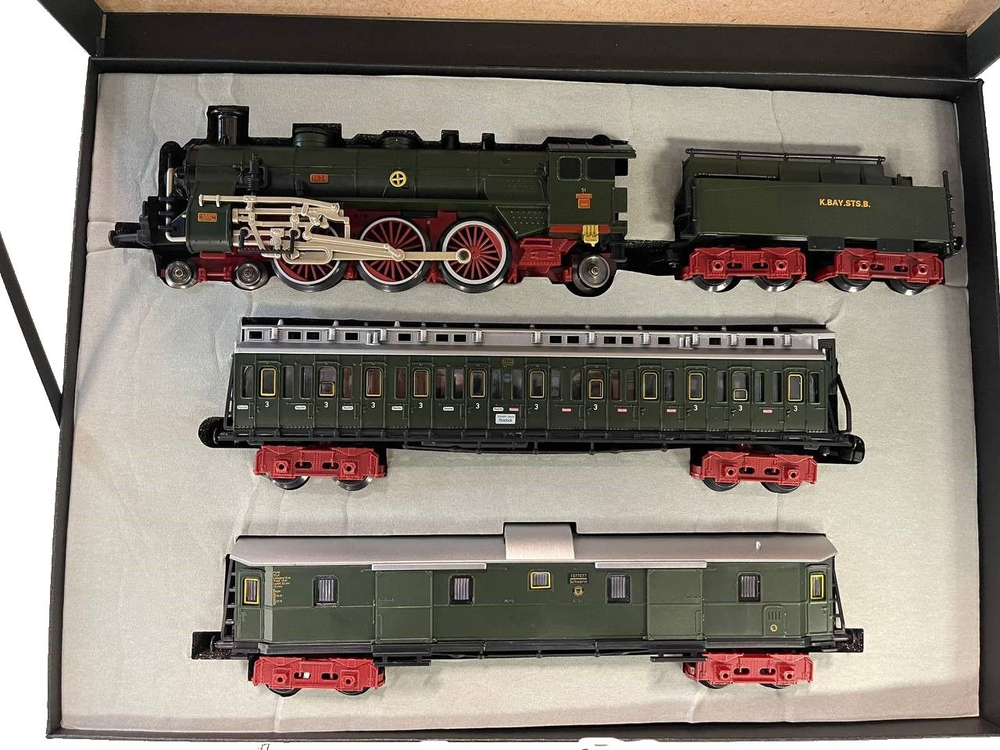 Железная дорога aole 22920 в подарочной коробке , модель паровоза , размер путей 1.86 м на 1.03 м , цвет зеленый , имитация пара. Товар уцененный