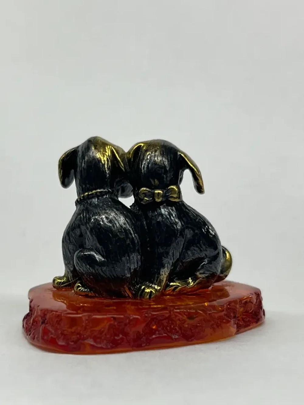 Бронзовая статуэтка на янтаре