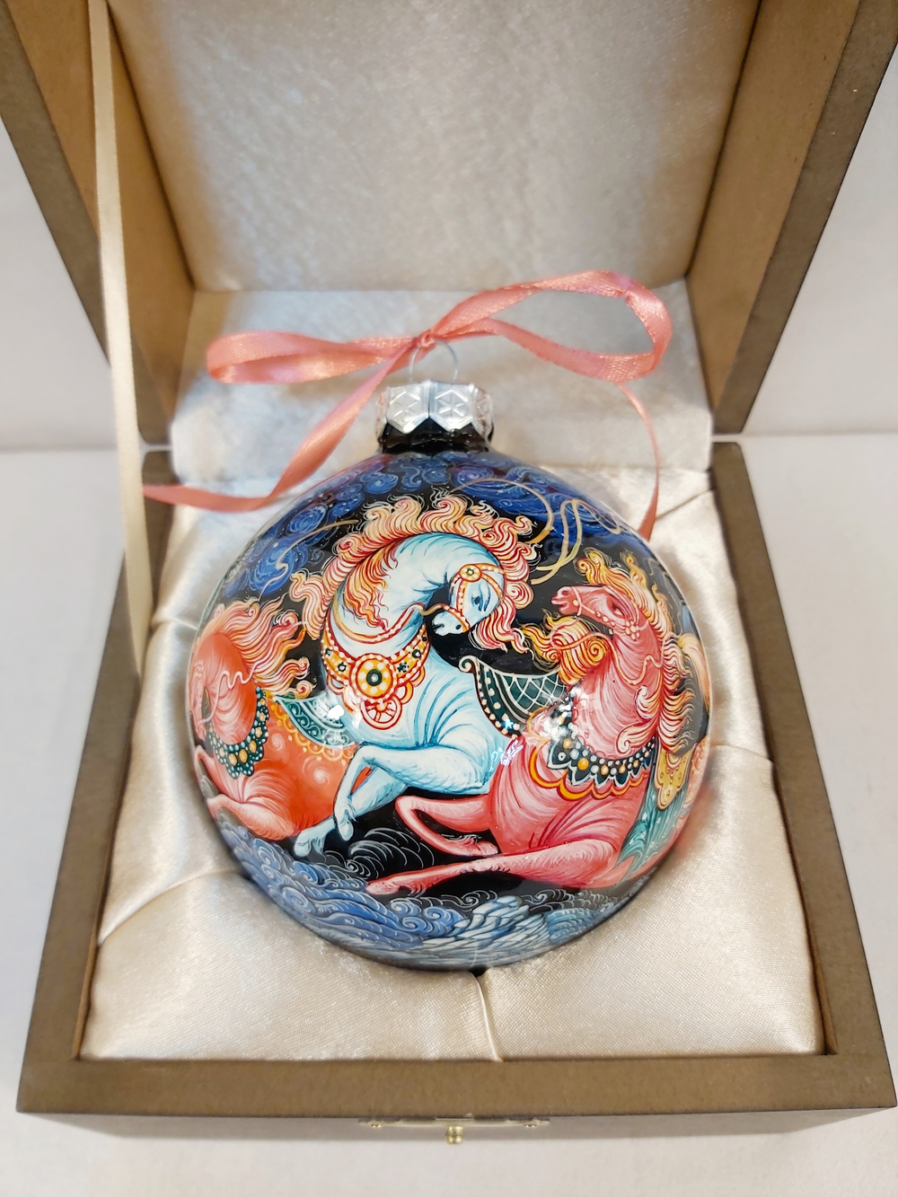 Шар новогодний с круговой росписью "Тройка" в футляре