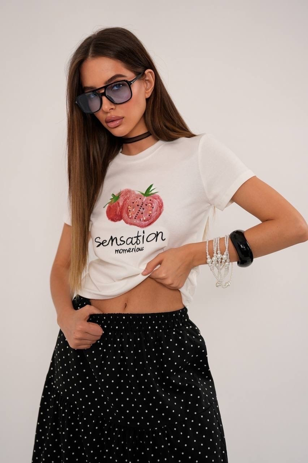 Футболка из хлопка , с добавлением стрейча , облегающего силуэта .