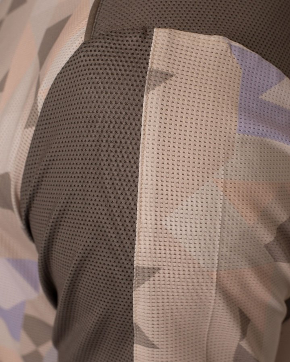 ОДЕЖДА ДЛЯ ТЕННИСА Мужская, Футболка BIDI BADU PARIS 2025 V NECK .