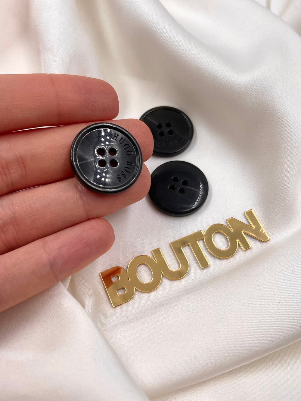 Пуговицы ХугоБ. темно-коричневые