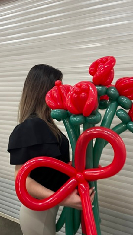 Букет из красных роз-бутонов