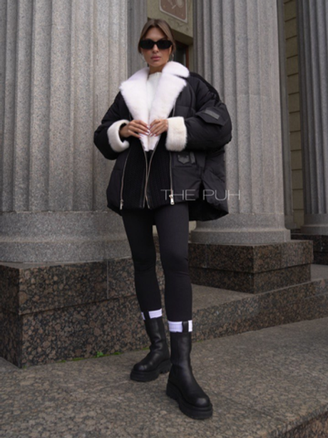 Черный пуховик с вязаными вставками и белой отделкой из меха