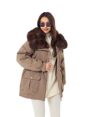 Коричневая пуховая парка с меховым воротником