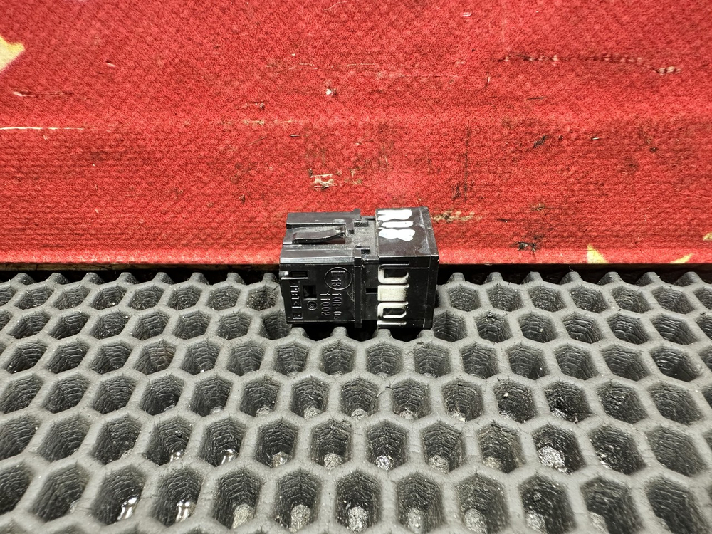 Кнопка сигнала заднего хода