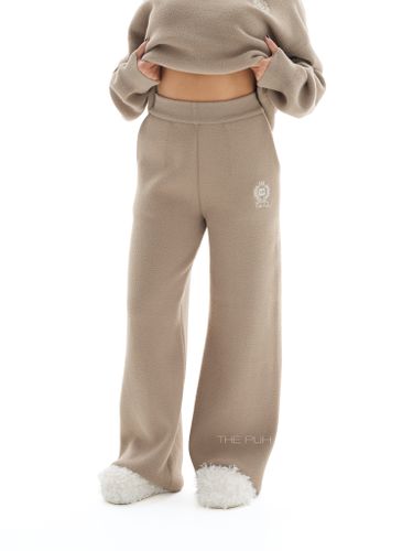 Бежевый костюм с вышивкой и воротом-поло