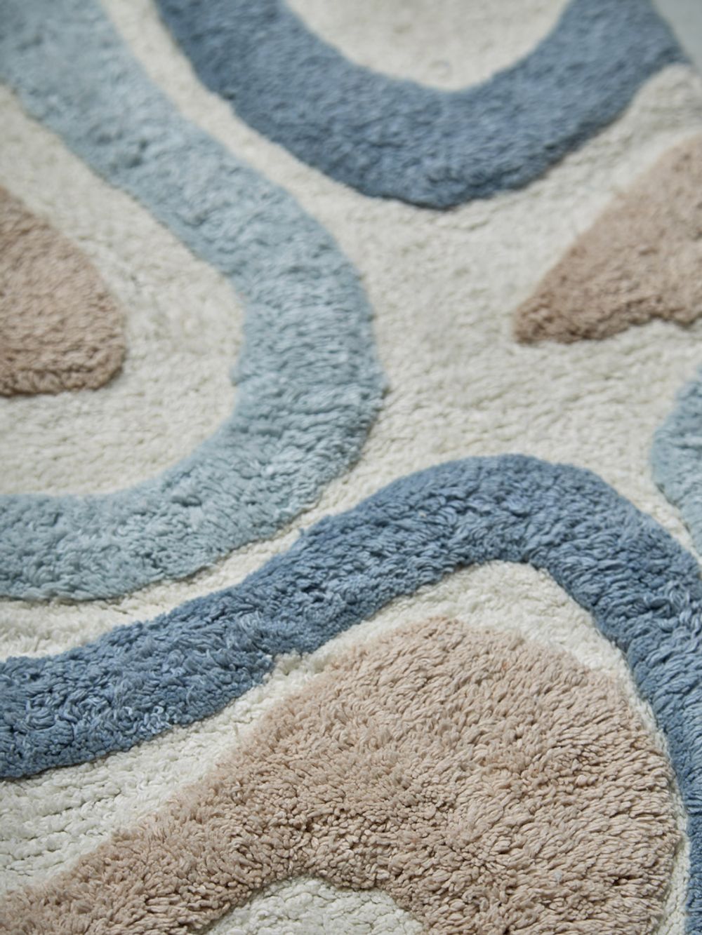 Коврик для ванной Flow серо-синего цвета из коллекции Ethnic, 50x80 см