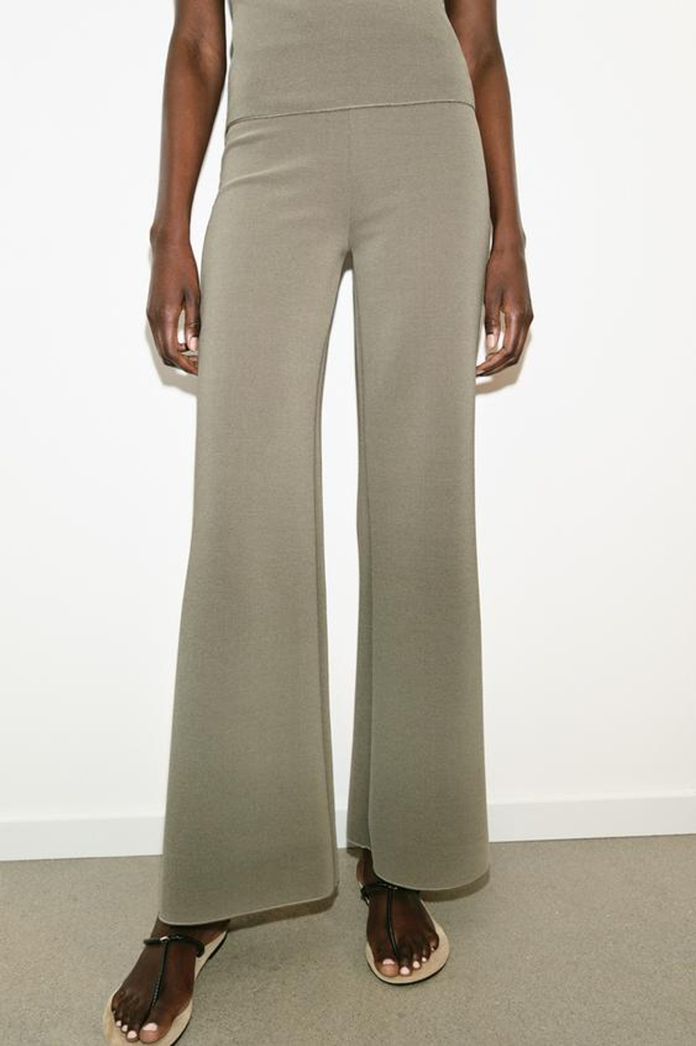 ZARA ЭЛАСТИЧНЫЕ БРЮКИ С ШИРОКИМИ ШТАНИНАМИ, ХАКИ