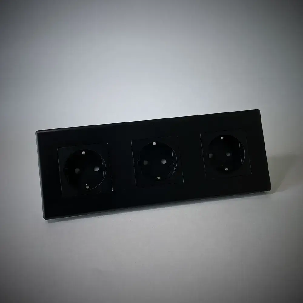 Розетка черная тройная с заземлением матовая поверхность