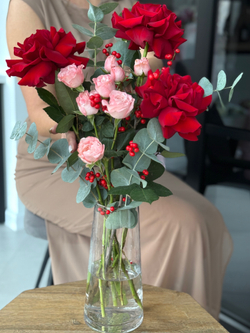 Композиция "Для Мамы" с красными французскими розами, пионовидными розами и илексом в вазе от Флора Маркет