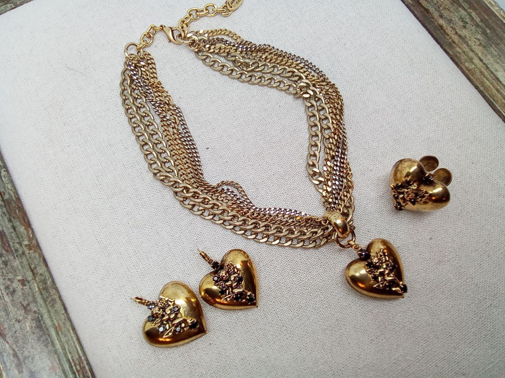 Серьги дутое сердце с ангелом со стрелой и черными кристаллами на каталонском замке, золото антик