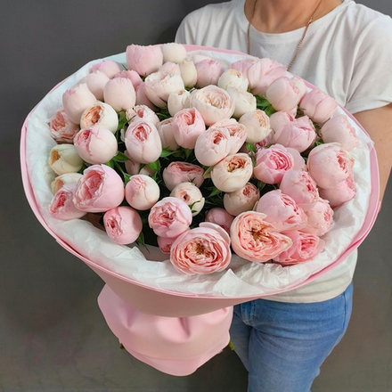 Букет из кустовых пионовидных роз сорта "Mansfield park"