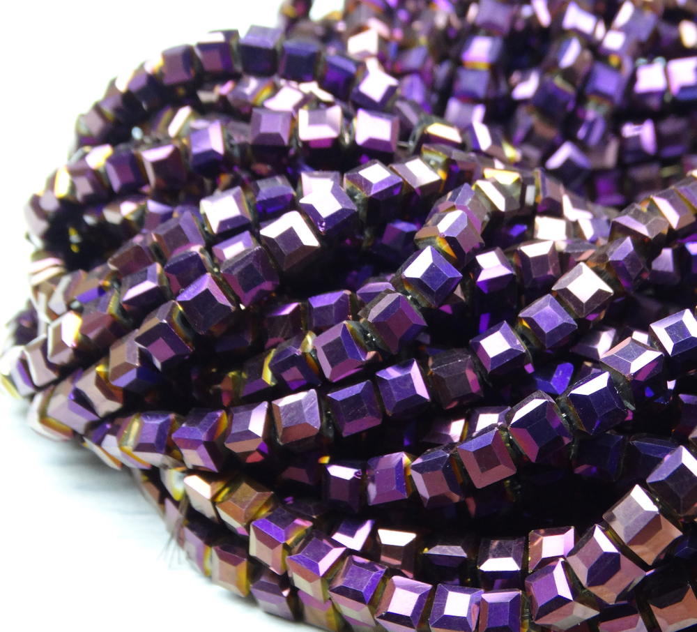 БВЛ005НН4 Хрустальные бусины квадратные, фиолетовый металлик, размер 4 мм, кол-во: 44-45 шт.