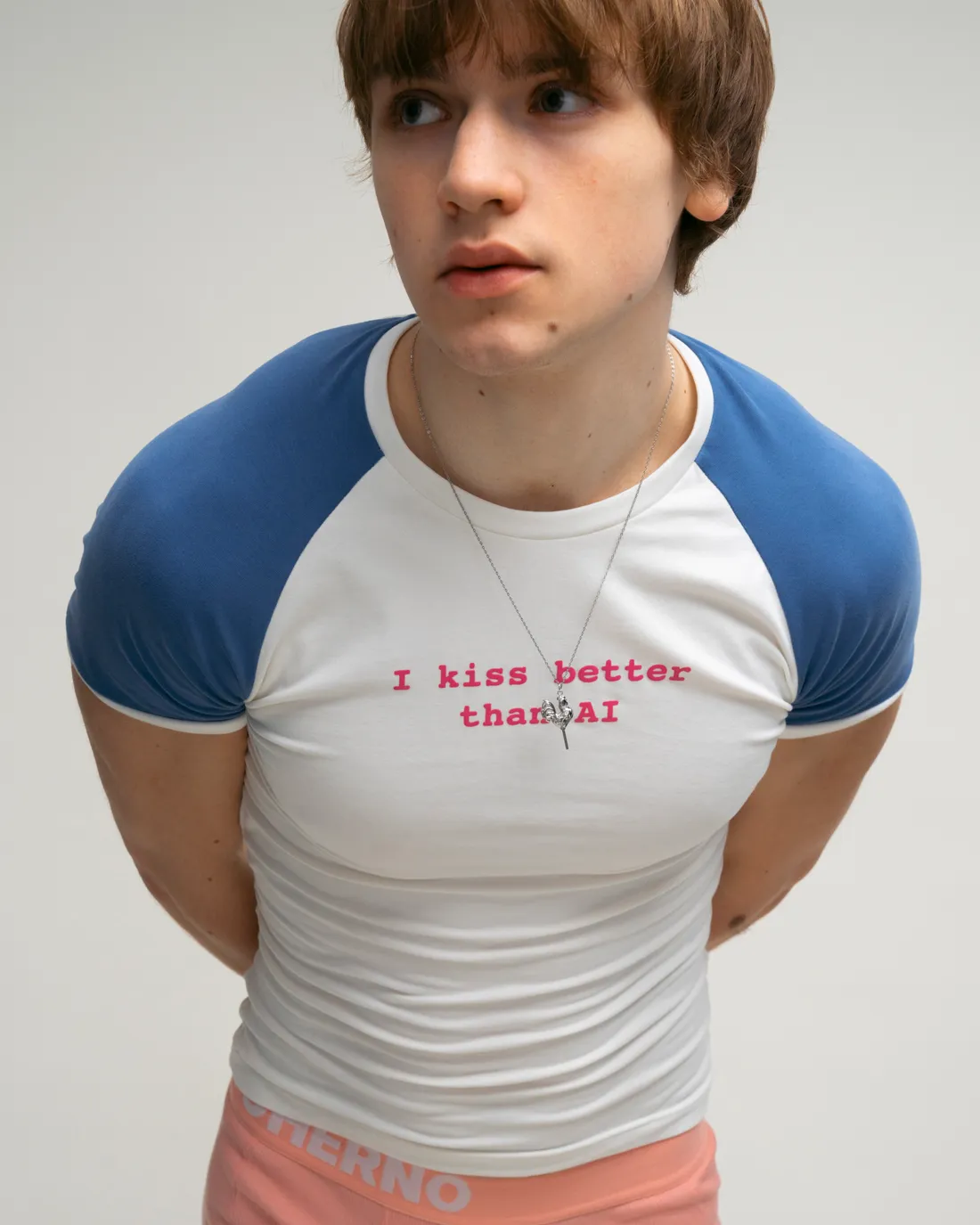 Белая футболка с контрастными вставками "I kiss better than AI"