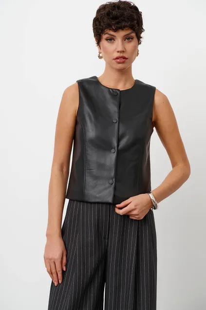 Жилетка из экокожи в минималистичном стиле черного цвета