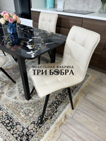 Стеклянный раздвижной стол "Черный мрамор" и стулья "ГУЧИ" ваниль