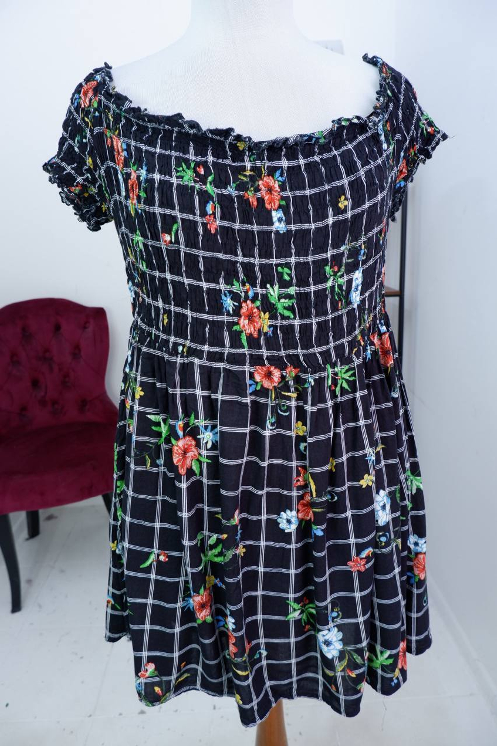 Блузка симпатичная и приятная на 52 размер