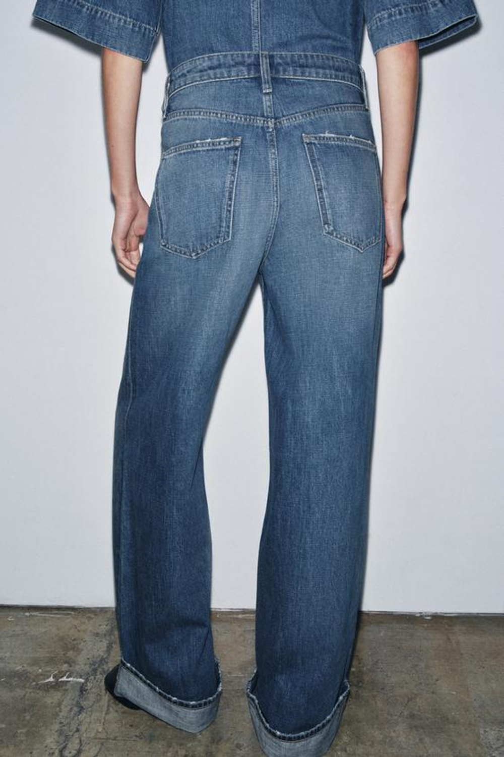 ZARA ДЖИНСЫ ZW COLLECTION С ОТВОРОТАМИ И СРЕДНЕЙ ПОСАДКОЙ, ВЫЦВЕТШИЙ СИНИЙ