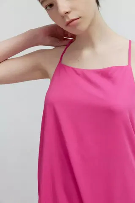 Платье на бретелях цвета фуксия из вискозы