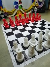 Напольные большие шахматы красно-белые с виниловой доской 3х3 м (король 61 см)