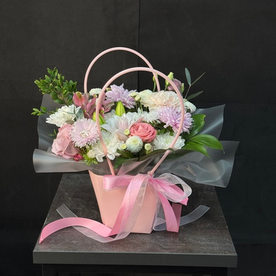 Сумочка с розами, хризантемой и астрами