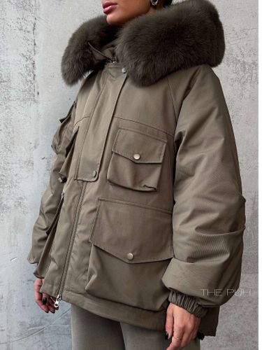 Объемная укороченная парка в цвете хаки с капюшоном и мехом песца