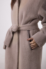 Пальто с капюшоном утепленное