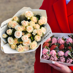 Букет из кустовых пионовидных роз «Ваниль» 7 шт и клубника в шоколаде