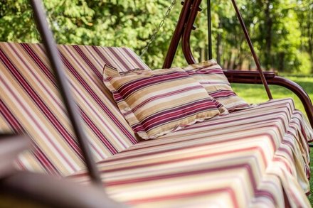 Качели садовые OLSA 3-х местные Стандарт Nova(каркас бордовый, м/э бордовый,бежевый рис.полоска)1 уп.