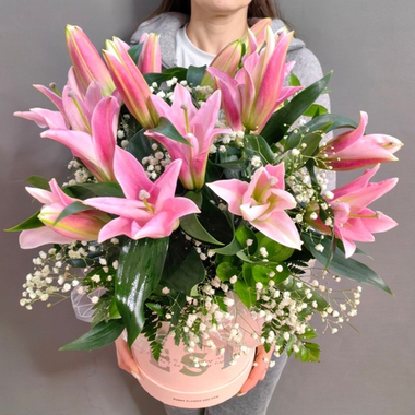 Коробка с розовыми лилиями