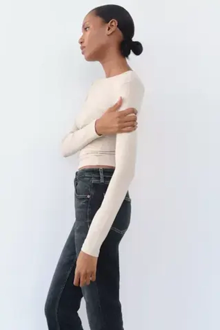 ZARA ФУТБОЛКА ИЗ ХЛОПКА И МОДАЛА С ДЛИННЫМИ РУКАВАМИ, ЭКРЮ