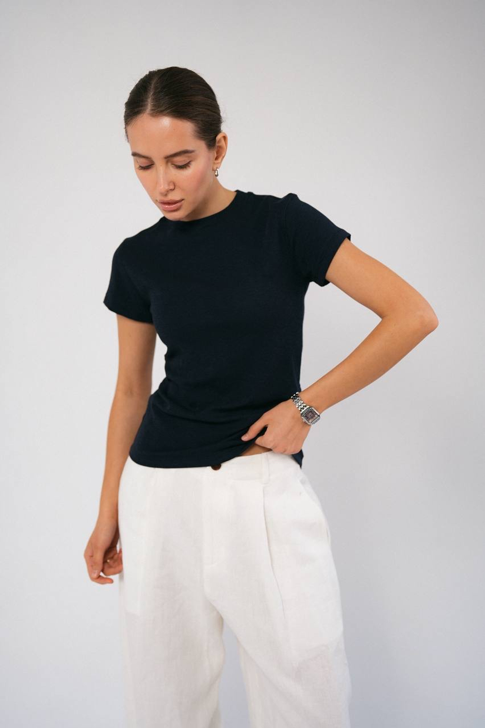 Базовая однотонная футболка в премиум качестве облегающего силуэта