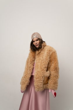 Бежевая шуба с накладными карманами