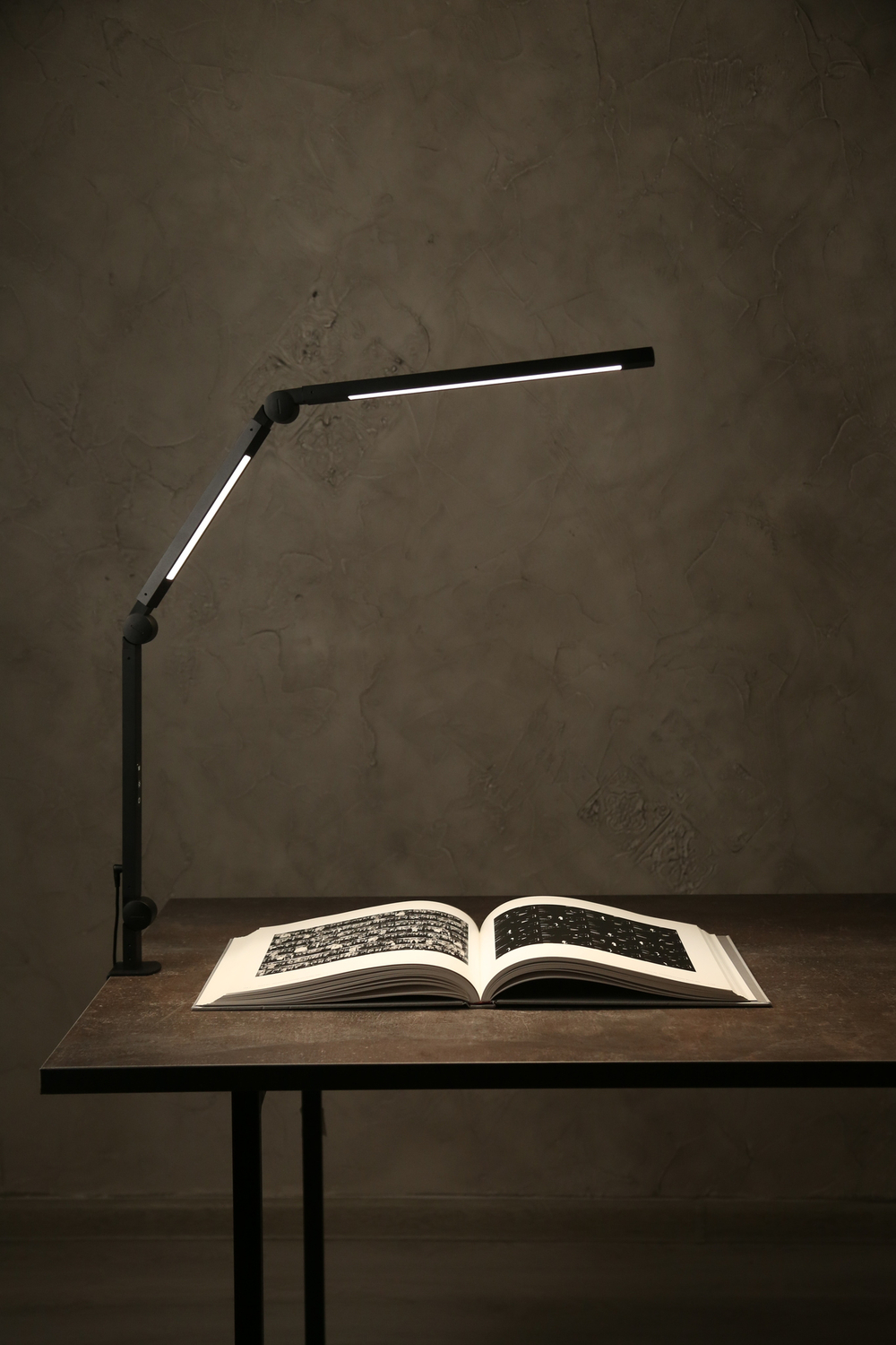 Светильник FRIENDME бестеневой настольный на струбцине светодиодный No.1 белый с двойным источником света. Яркость - 1000 lum. 12W.