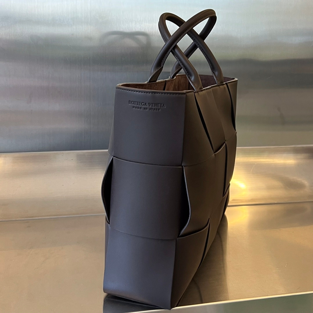 Bottega Veneta Medium Arco Tote Bag 37 cm