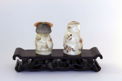 Сет нэцкэ Два ребенка Карако (мальчик и девочка) на подставке