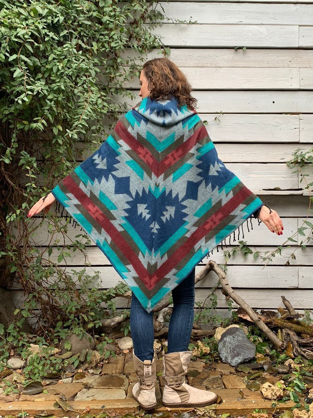 Пончо женское шерстяное с орнаментом