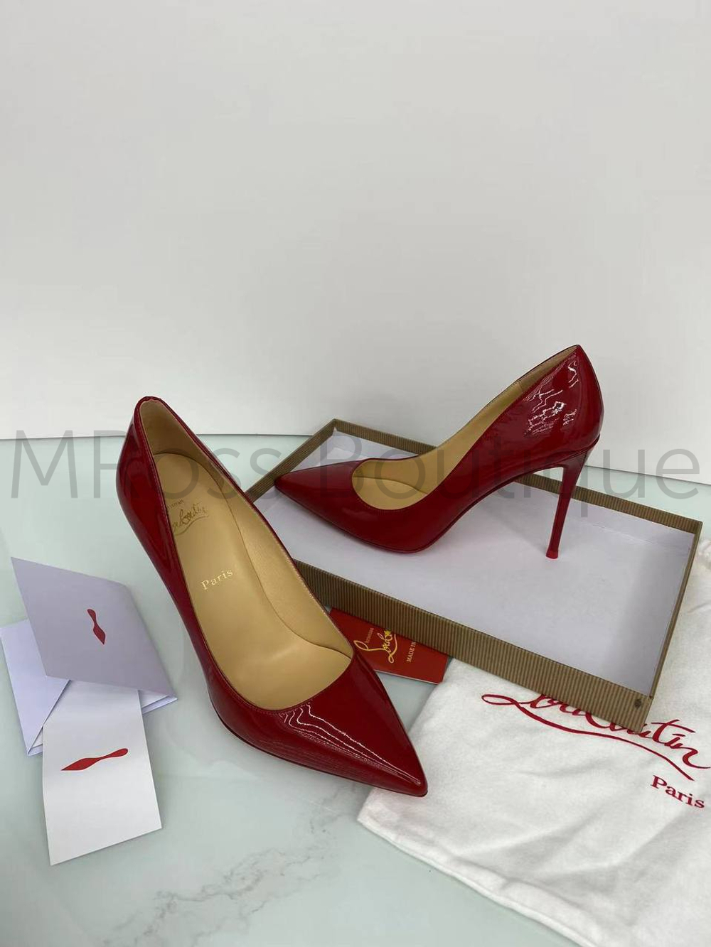 Christian Louboutin Kate (Kristian Labuten) premium klassa - klassicheskiye tufli-lodochki s zaostrennym noskom i kablukom-shpil'koy 100 mm. Blagodarya svoyey nepodvlastnoy vremeni privlekatel'nosti i izyashchnym liniyam, eta model' yavlyayetsya nezamenimoy v garderobe lyuboy sovremennoy modnitsy. Tufli na kabluke, vypolneny iz glyantsevoy lakirovannoy kozhi chernogo tsveta i dopolnennyye firmennoy krasnoy podoshvoy. Свернуть