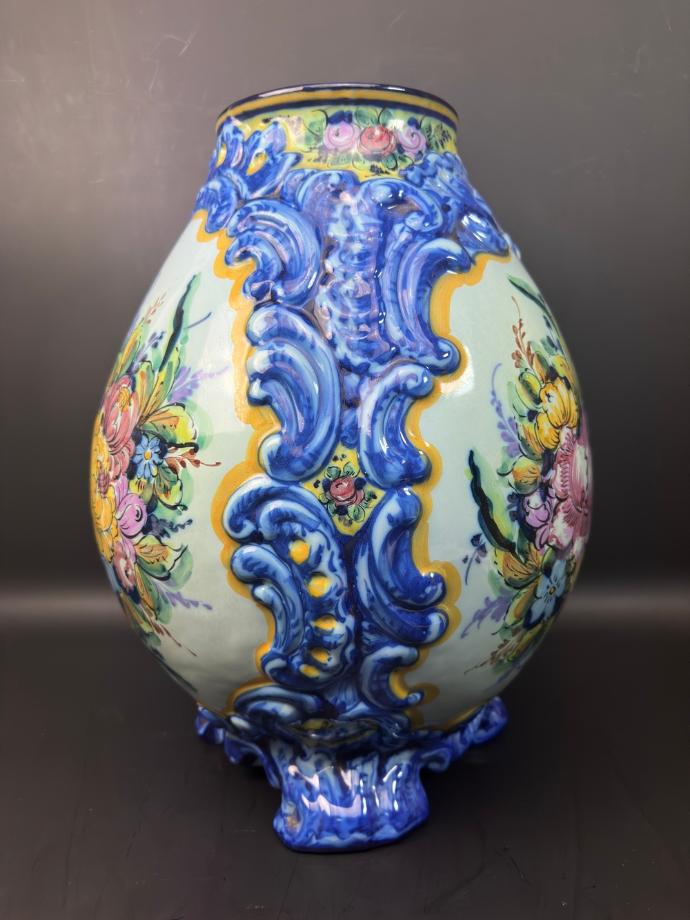 Декоративная ваза с изображением цветов