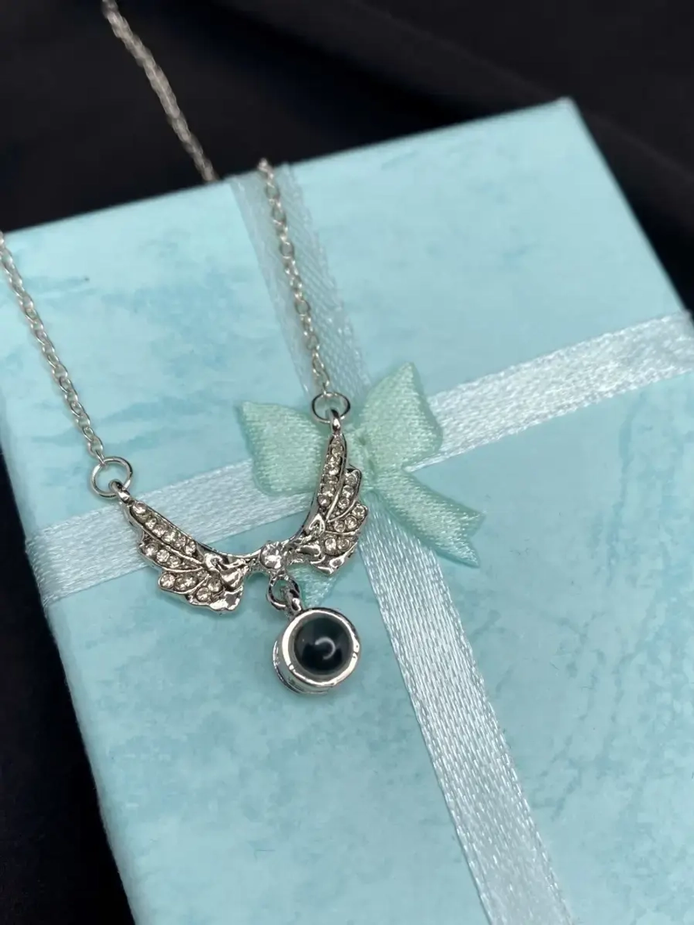 Цепочка с крыльями и проекцией Я тебя люблю на 100 языках