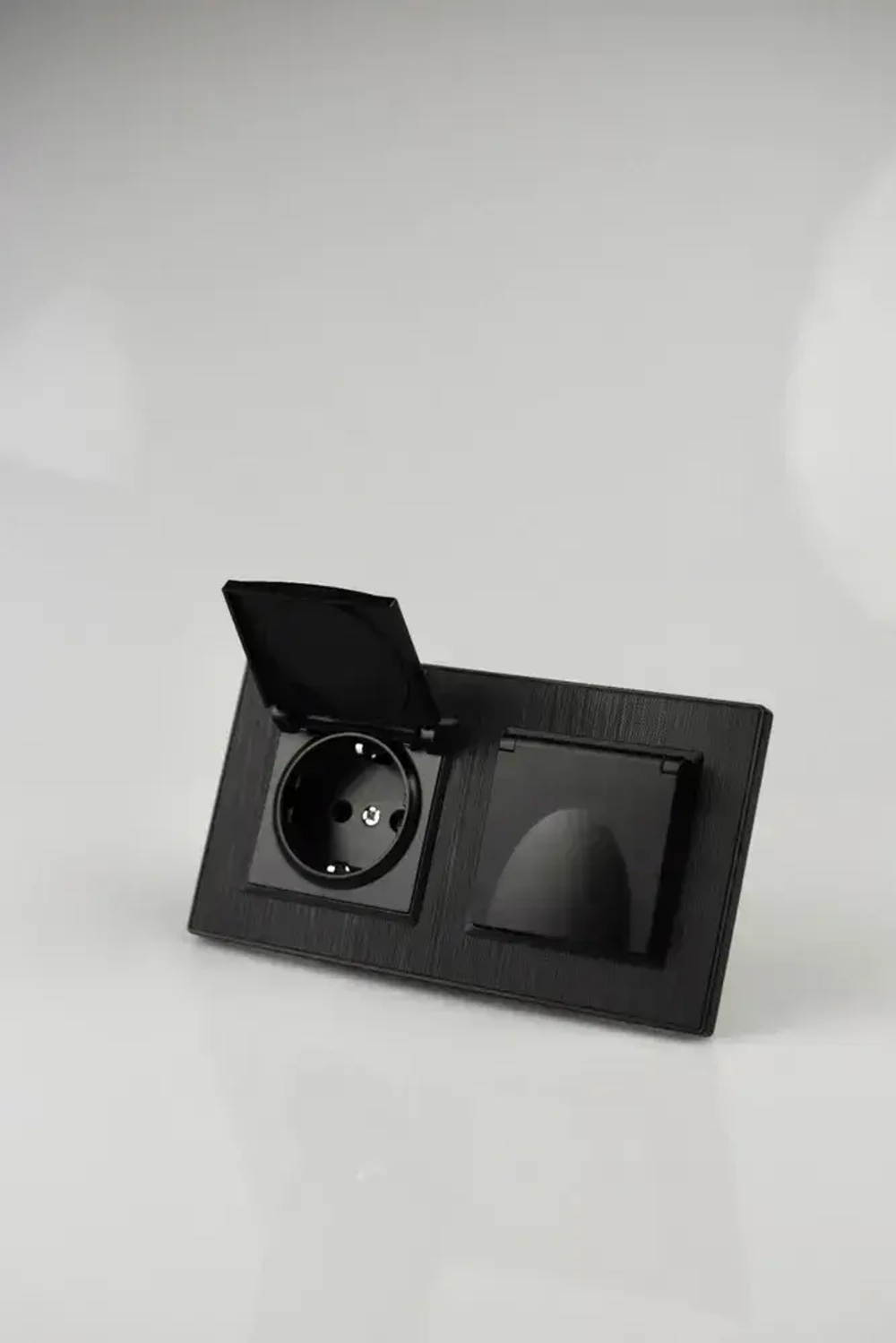 Розетка двойная с крышкой черная