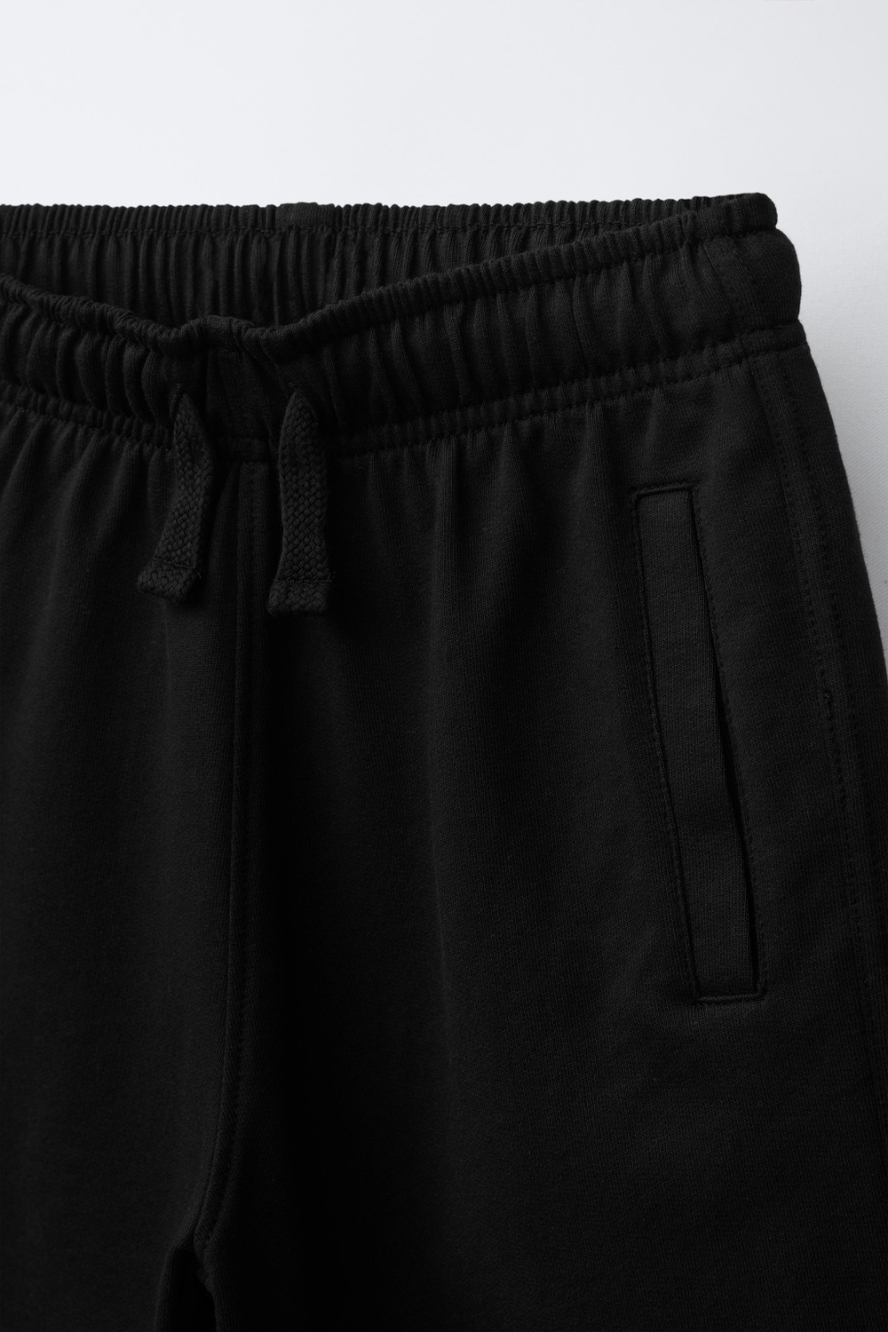 ZARA КОМПЛЕКТ ИЗ ФУТБОЛКИ И ШОРТОВ, ЧЕРНЫЙ
