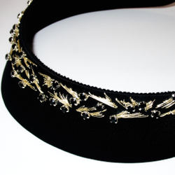 Кокошник с вышивкой из камней и золотых нитей