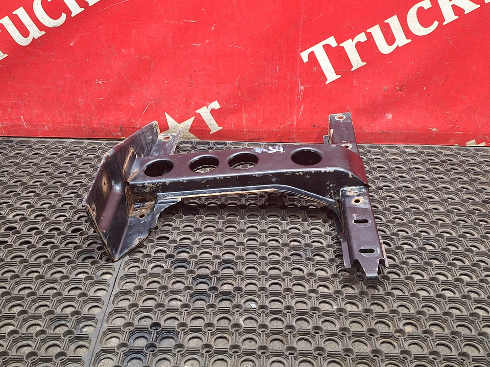 Кронштейн корпуса подножек правый