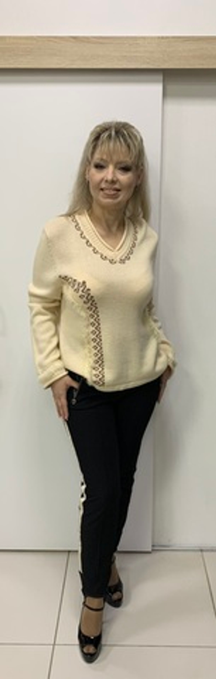 Бежевый джемпер с меховым принтом