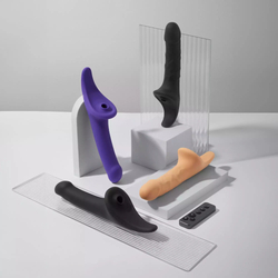Strap-on-me MULTI ORGASM REALISTIC DILDO - Фаллоимитатор с стимуляцией клитора и вибрацией, M