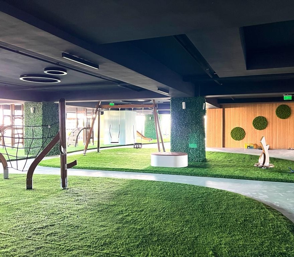 5.23. Вертикальное озеленение колонн искусственной зеленью в ЖК «Development Plaza»